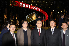 國家質(zhì)檢總局副局長支樹平（右三）在中央電視臺演播大廳2010年&ldquo;3.15晚會&rdquo;直播現(xiàn)場與中國質(zhì)量檢驗(yàn)協(xié)會會員工作部主任楊曉東（右二）、防偽中心主任王成村（右一）、會員工作部副主任劉輝（左二）、會員工作部副主任王劍（左一）等協(xié)會工作人員代表合影留念