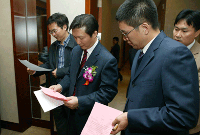 大會(huì)主席團(tuán)推舉產(chǎn)生的監(jiān)票人中國(guó)質(zhì)量檢驗(yàn)協(xié)會(huì)秘書(shū)長(zhǎng)助理張明、總監(jiān)票人國(guó)家質(zhì)檢總局質(zhì)量司司長(zhǎng)田世宏在仔細(xì)統(tǒng)計(jì)各項(xiàng)投票數(shù)據(jù)